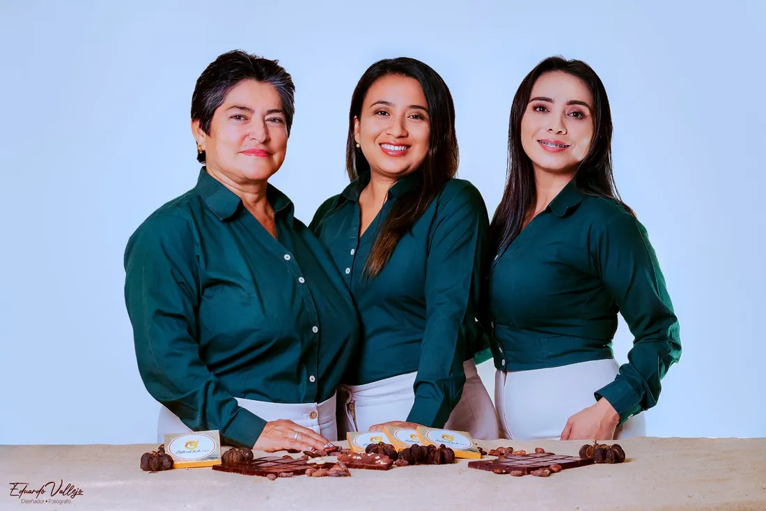 Las tres mujeres del equipo BillonChok junto a sus chocolates